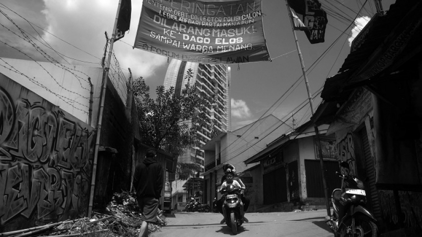 Spanduk-spanduk baru kembali bermunculan di area konflik agraria Dago Elos di pinggir Jalan Ir H Djuanda, Bandung, 11 Februari 2024. (Foto: Prima Mulia/BandungBergerak)