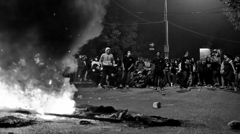 Pemblokiran Jalan Dago, Bandung memicu aksi represi polisi, Senin, 14 Agustus 2024. (Foto: Dini Putri Rahmayanti/BandungBergerak)