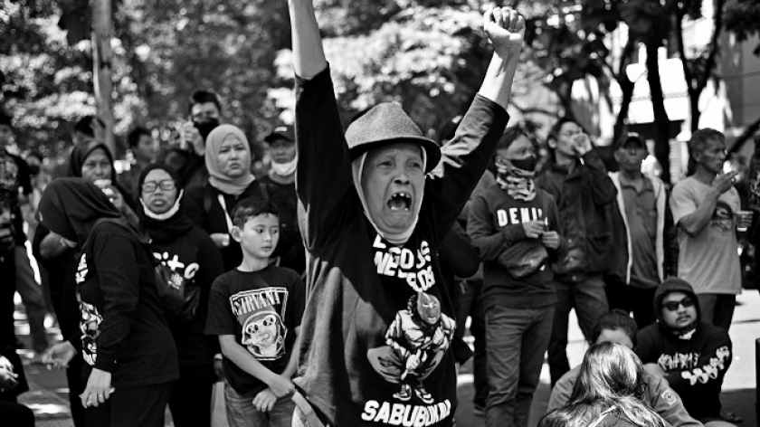 Aksi warga Dago Elos di Polrestabes Bandung, Senin, 14 Agustus 2024. (Foto: Dini Putri Rahmayanti/BandungBergerak)