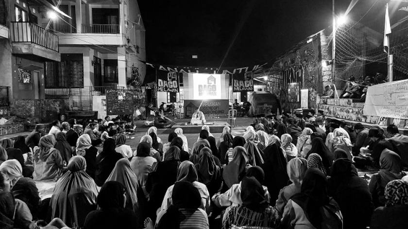 Suasana istighasah warga Dago Elos memperingati satu tahun brutalitas aparat kepolisian di malam jahanam, Rabu, 14 Agustus 2024. (Foto: Awla Rajul/BandungBergerak)