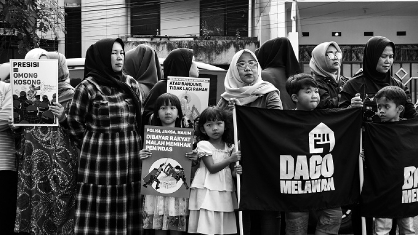 Warga Dago Elos memperingati tragedi 14 Agustus dengan melakukan aksi di depan Terminal Dago, Rabu, 14 Agustus 2024. (Foto: Virliya Putricantika/BandungBergerak)