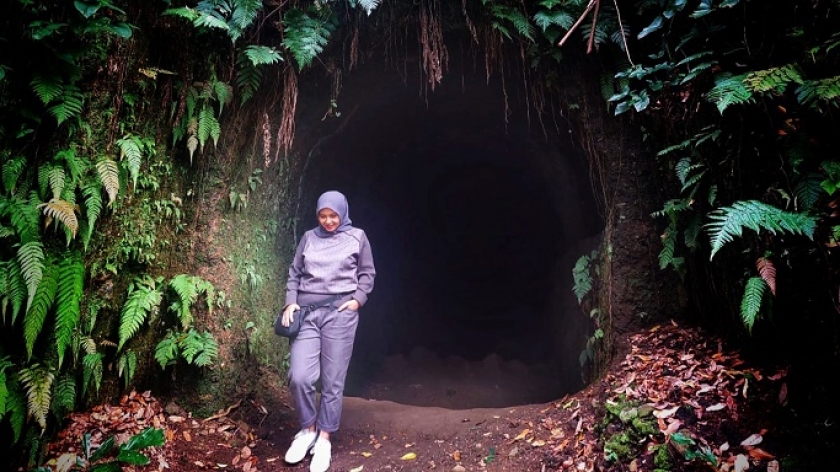 Penulis di depan Gua Jepang Ir. H. Djuanda Bandung tempat pahatan harimau tersebut ditemukan. (Foto: Dicky Eko Munaroh)