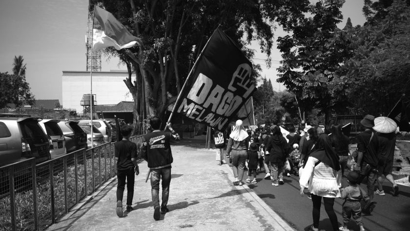 Warga Dago Elos berjalan kaki menyuarakan perlawanan dalam karnaval kemerdekaan di sepanjang Jalan Ir. H. Djuanda, Kota Bandung, Jumat, 17 Agustus 2024 siang. (Foto: Prima Mulia/BandungBergerak.id)