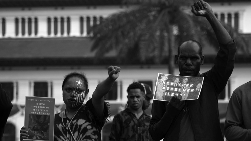 Para mahasiswa Papua menggugat Perjanjian New York yang mereka nilai ilegal di depan Gedung Sate, Bandung, Jumat, 16 Agustus 2024. (Foto: Prima Mulia/BandungBergerak.id)