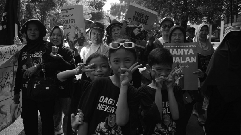 Warga Dago Elos ikut pawai belum merdeka di Jalan Ir H Djuanda di hari peringatan kemerdekaan RI ke-79 di Bandung, 17 Agustus 2024. (Foto: Prima Mulia/BandungBergerak)