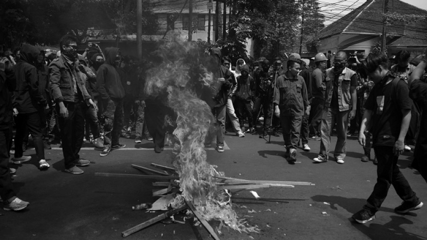 Mahasiswa melakukan aksi unjuk rasa di depan DPRD Jabar, Bandung, 22 Agustus 2024.  Mereka menuntut pemerintah dan DPR menjalankan putusan Mahkamah Konstitusi tentang pemilihan kepala daerah tahun 2024. (Foto: Prima Mulia/BandungBergerak)