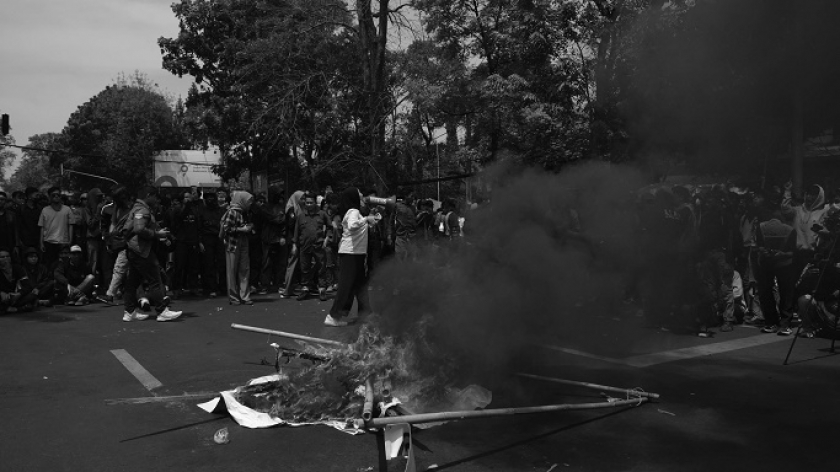 Mahasiswa melakukan aksi unjuk rasa di depan DPRD Jabar, Bandung, 22 Agustus 2024.  Mereka menuntut pemerintah dan DPR menjalankan putusan Mahkamah Konstitusi tentang pemilihan kepala daerah tahun 2024. (Foto: Prima Mulia/BandungBergerak)
