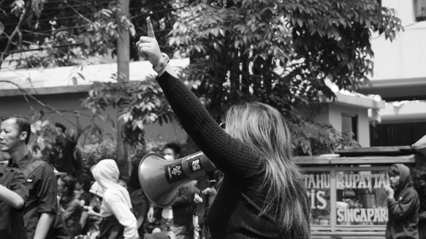 Para orator demonstrasi menolak Revisi UU Pilkada di depan Gedung DPRD Jawa Barat, Bandung, Kamis, 22 Agustus 2024. (Foto: Audrey Kayla F/BandungBergerak)