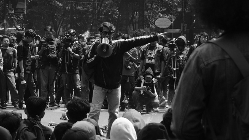 Massa prodemokrasi melakukan orasi di sekitar Gedung DPRD Provinsi Jawa Barat, Bandung, 22 Agustus 2024. Mereka menolak revisi UU Pilkada. (Foto: Audrey Kayla F/BandungBergerak)