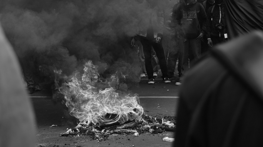 Massa prodemokrasi membakar ban dan atribut partai politik, Bandung, 22 Agustus 2024. Mereka menolak revisi UU Pilkada. (Foto: Audrey Kayla F/BandungBergerak)