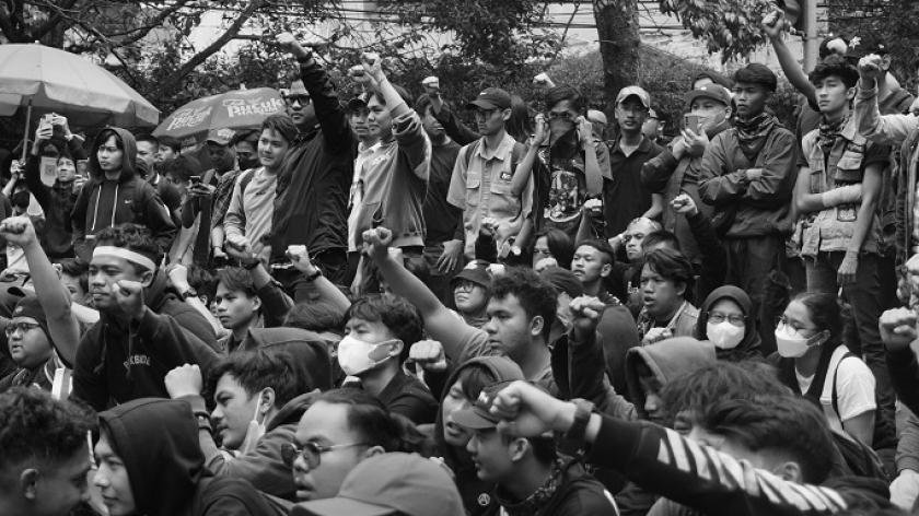 Poster perlawanan dari massa prodemokrasi di Bandung, 22 Agustus 2024. Mereka menolak revisi UU Pilkada. (Foto: Audrey Kayla F/BandungBergerak)