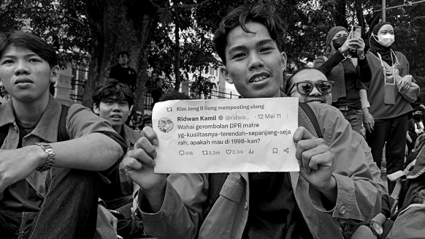 Mahasiswa dari berbagai universitas di Bandung kembali turun ke jalan untuk mengawal konstitusi dan menolak Revisi UU Pilkada di depan Gedung DPRD Jabar, Jalan Diponegoro, Bandung, Jumat, 23 Agustus 2024. (Foto: Muhammad Akmal Firmansyah/BandungBergerak)