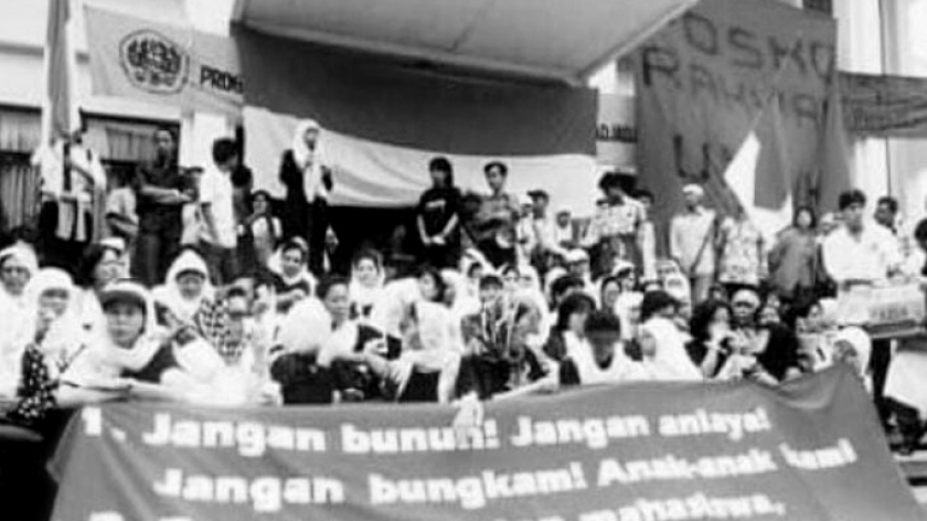 Dokumentasi Suara Ibu Bandung saat Reformasi 1998. (Dokumentasi milik Titi Pudji diambil oleh BandungBergerak via Instagram @titiepudji)