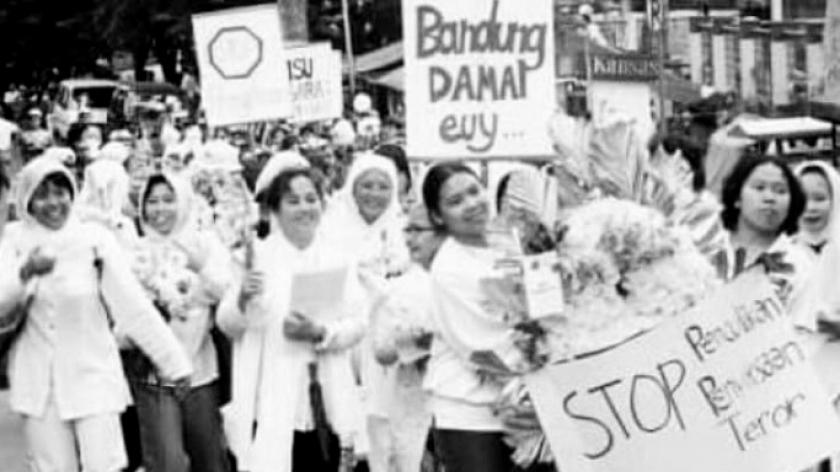 Dokumentasi Suara Ibu Bandung saat Reformasi 1998. (Dokumentasi milik Titi Pudji diambil oleh BandungBergerak via Instagram @titiepudji)