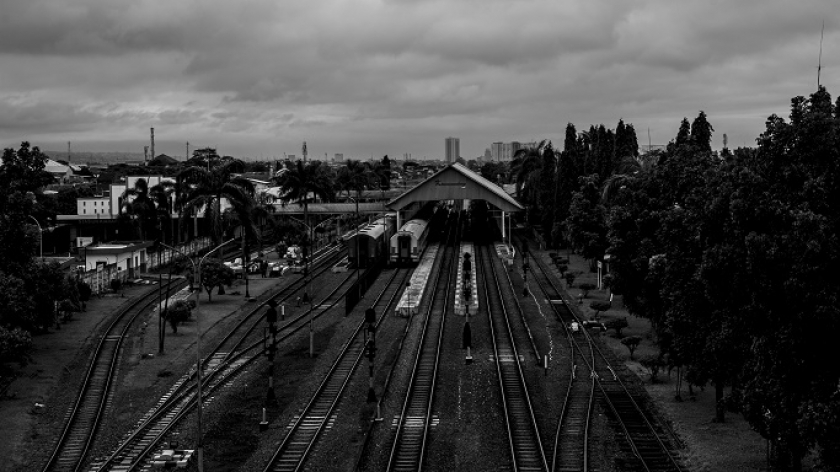 Stasiun Kereta Api Kiaracondong, Bandung. Stasiun ini dibangun  <a target='_BLANK' href='//bandungbergerak.id/article/topic/77/Belanda'>Belanda</a>  pada zaman penjajahan. (Foto: Iqbal Kusumadirezza) 