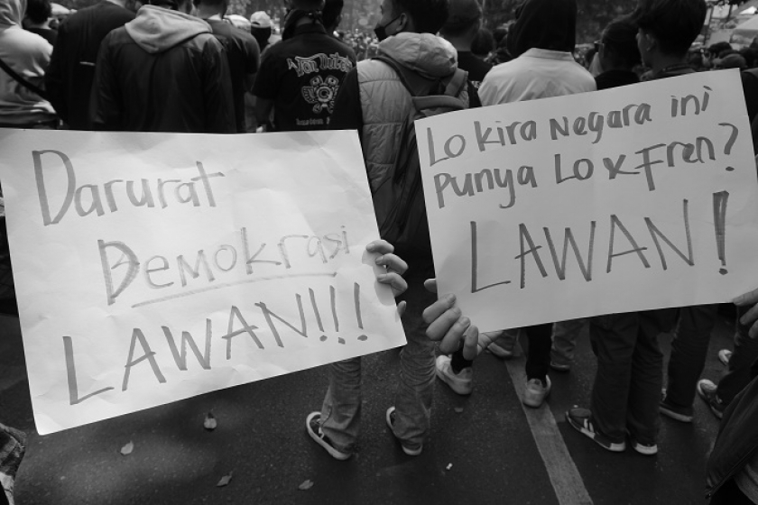 Poster sederhana di aksi massa prodemokrasi Peringatan Darurat di Bandung, 22 Agustus 2024. (Foto: Audrey Kayla F/BandungBergerak)