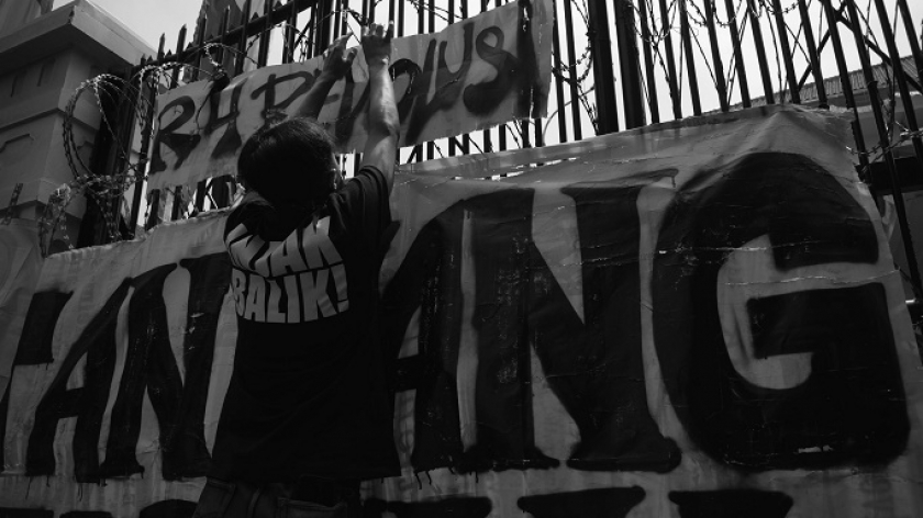 Mahasiswa memakai kaus Injak Balik, nama album kompilasi band punk Bandung tahun 1990-an, di aksi unjuk rasa di depan DPRD Provinsi Jawa Barat di Bandung, 22 Agustus 2024. (Foto: Prima Mulia/BandungBergerak)