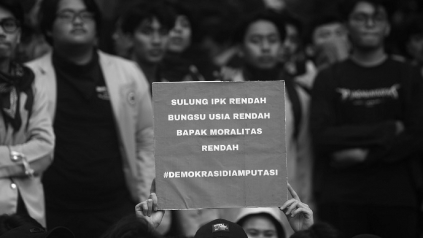 Massa mengacungkan poster saat aksi unjuk rasa Ordereformati di depan DPRD Jawa Barat di Bandung, 23 Agustus 2024. (Foto: Prima Mulia/BandungBergerak)