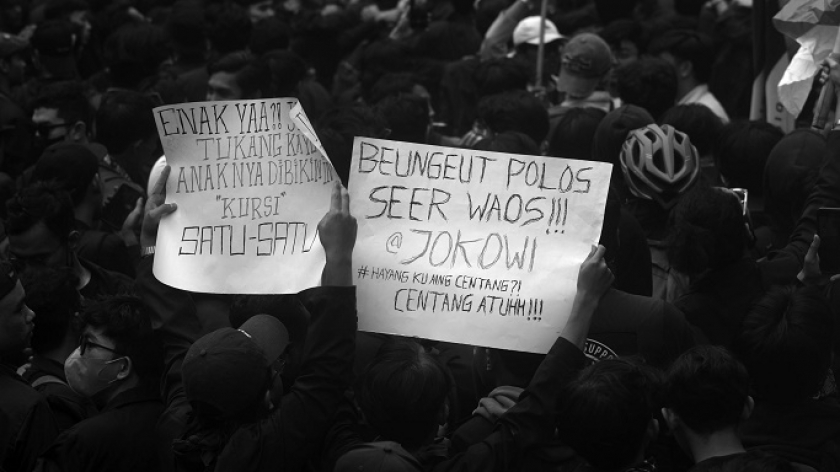 Massa mengacungkan poster saat aksi unjuk rasa Ordereformati di depan DPRD Jawa Barat di Bandung, 23 Agustus 2024. (Foto: Prima Mulia/BandungBergerak)