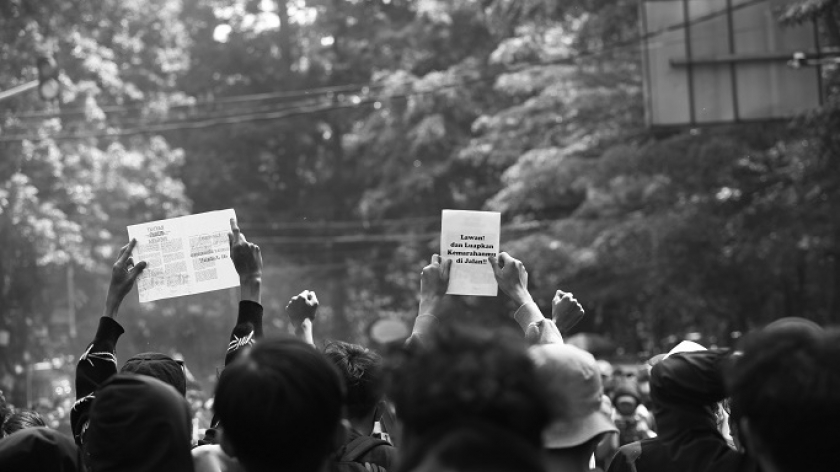 Massa mengacungkan poster saat aksi unjuk rasa Peringatan Darurat di depan DPRD Jawa Barat di Bandung, 22 Agustus 2024. (Foto: Muhammad Wijaya Nur Shiddiq/BandungBergerak)