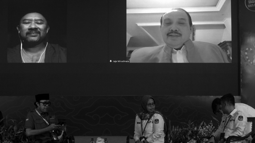 Jeje Wiradinata dan Ronal Surapradja yang diusung PDI Perjuangan mendaftar Pilgub Jabar 2024 ke KPU Jabar secara online, Kamis malam, 29 Agustus 2024. (Foto: Prima Mulia/BandungBergerak)