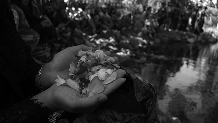 Bunga, beras, dan uang koin yang akan dilempar ke kolam saat ruwatan mata air Irung-Irung Desa Cihideung, Kecamatan Parongpong, Kabupaten Bandung Barat, 2 September 2024. (Foto: Prima Mulia/BandungBergerak)