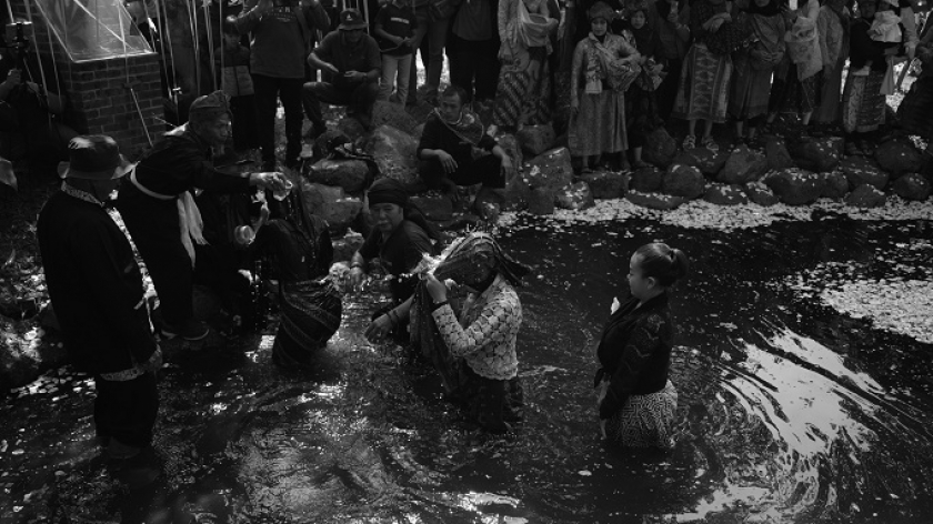 Tetua adat mendoakan sejumlah perempuan remaja saat ruwatan mata air Irung-Irung Desa Cihideung, Kecamatan Parongpong, Kabupaten Bandung Barat, 2 September 2024. (Foto: Prima Mulia/BandungBergerak)
