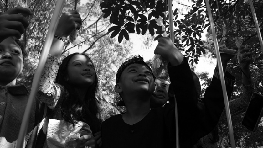 Anak-anak mengambil gantungan makanan saat ruwatan mata air Irung-Irung Desa Cihideung, Kecamatan Parongpong, Kabupaten Bandung Barat, 2 September 2024. (Foto: Prima Mulia/BandungBergerak)