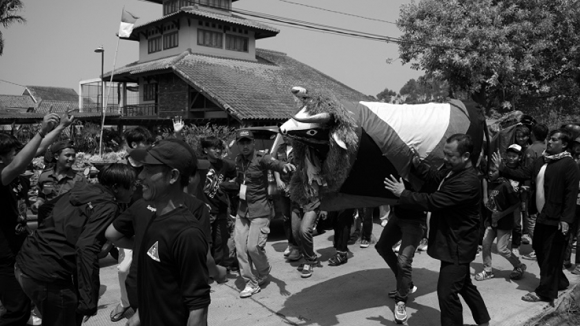 Warga mengarak sasapian usai ruwatan mata air Irung-Irung Desa Cihideung, Kecamatan Parongpong, Kabupaten Bandung Barat, 2 September 2024. (Foto: Prima Mulia/BandungBergerak)