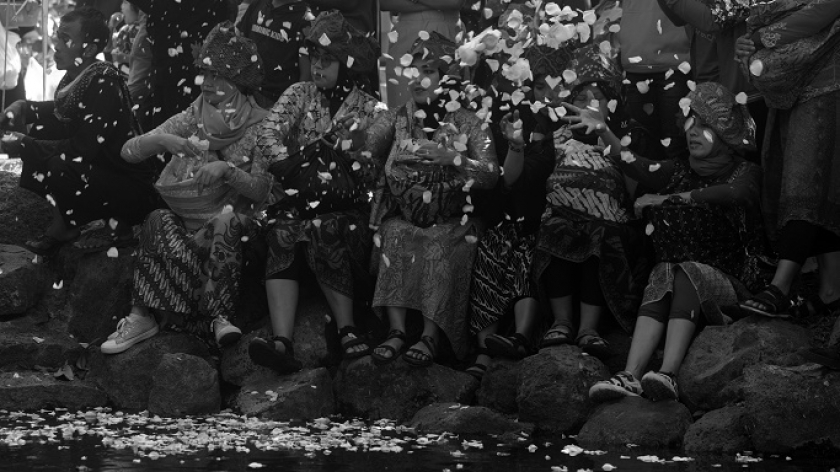 Kaum perempuan menabur bunga sambil berdoa di saat ruwatan mata air Irung-Irung Desa Cihideung, Kecamatan Parongpong, Kabupaten Bandung Barat, 2 September 2024. (Foto: Prima Mulia/BandungBergerak)