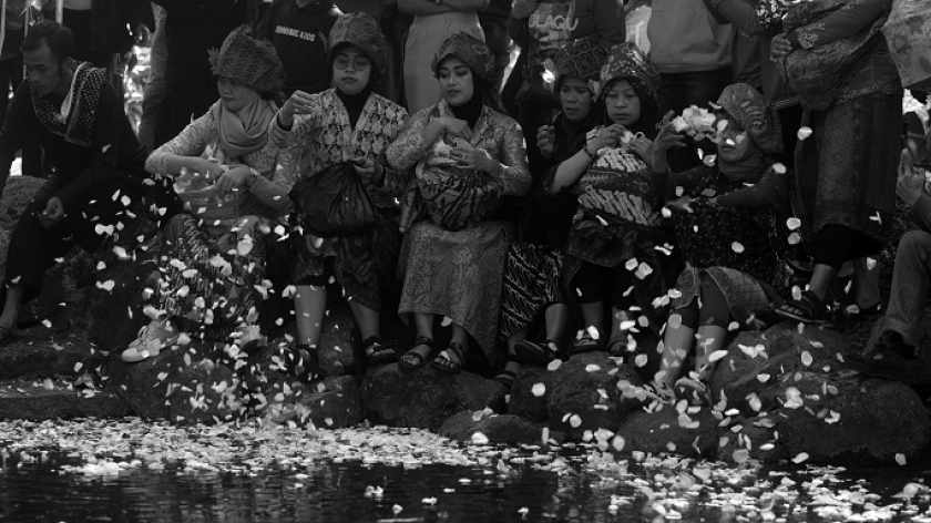 Kaum perempuan menabur bunga sambil berdoa di saat ruwatan mata air Irung-Irung Desa Cihideung, Kecamatan Parongpong, Kabupaten Bandung Barat, 2 September 2024. (Foto: Prima Mulia/BandungBergerak)