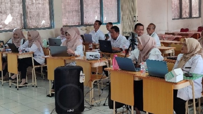 Lokakarya Digitalisasi Layanan Administrasi pada Sekolah Swasta di Kabupaten Bandung yang digelar di Ruang Serbaguna Yayasan Pendidikan Handayani 1979, Arjasari, Kabupaten Bandung, 8 Juli 2024. (Foto: PKM UPI)