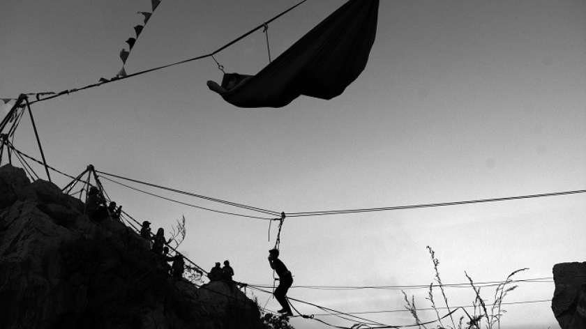 Atlet highline asal Austria istirahat di hammock tebing karst Gunung Hawu, Padalarang, Kabupaten Bandung Barat, 7 September 2024.(Foto: Prima Mulia/BandungBergerak) 