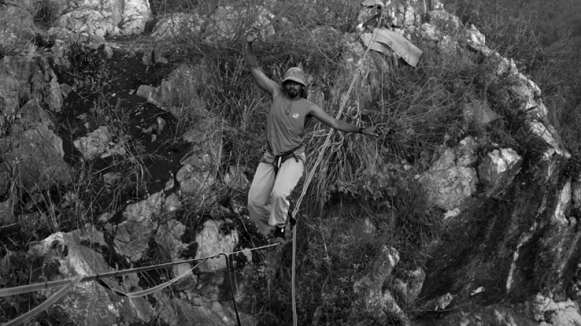 Atlet highline asal India mencoba menyeberangi tebing karst Gunung Hawu, Padalarang, Kabupaten Bandung Barat, 7 September 2024. (Foto: Prima Mulia/BandungBergerak) 