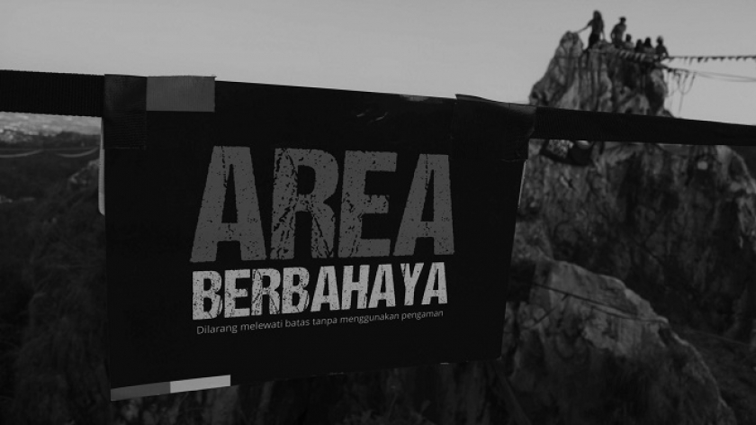 Sejumlah atlet highline di tebing karst Gunung Hawu, Padalarang, Kabupaten Bandung Barat, 7 September 2024. (Foto: Prima Mulia/BandungBergerak) 