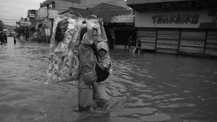 Warga berjalan lewati banjir yang menerjang kawasan Dayeuhkolot, Kabupaten Bandung, 11 September 2024. (Foto: Prima Mulia/BandungBergerak)