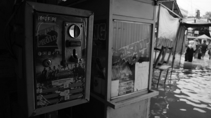 Box koin wifi saat banjir yang menerjang kawasan Dayeuhkolot, Kabupaten Bandung, 11 September 2024. (Foto: Prima Mulia/BandungBergerak)