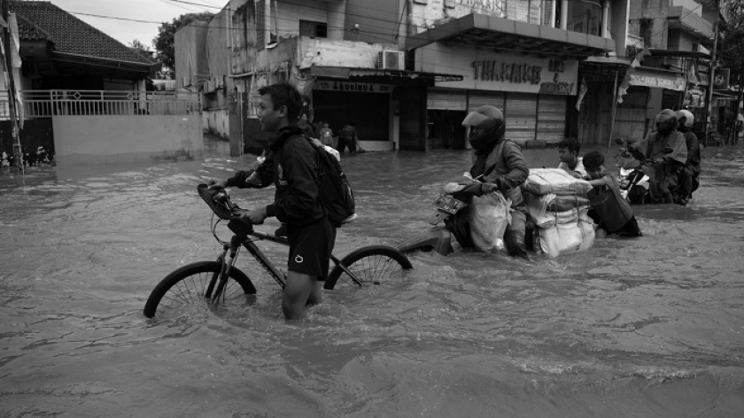 Warga berjalan lewati banjir yang menerjang kawasan Dayeuhkolot, Kabupaten Bandung, 11 September 2024. (Foto: Prima Mulia/BandungBergerak)