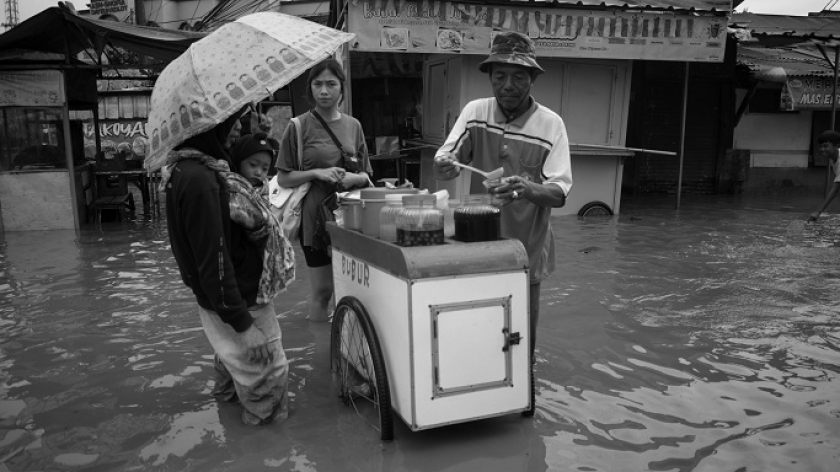 Pedagang melayani pembeli saat menerjang kawasan Dayeuhkolot, Kabupaten Bandung, 11 September 2024. (Foto: Prima Mulia/BandungBergerak)