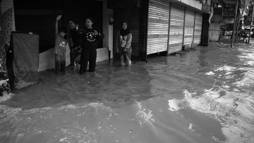 Warga berjalan lewati banjir yang menerjang kawasan Dayeuhkolot, Kabupaten Bandung, 11 September 2024. (Foto: Prima Mulia/BandungBergerak)