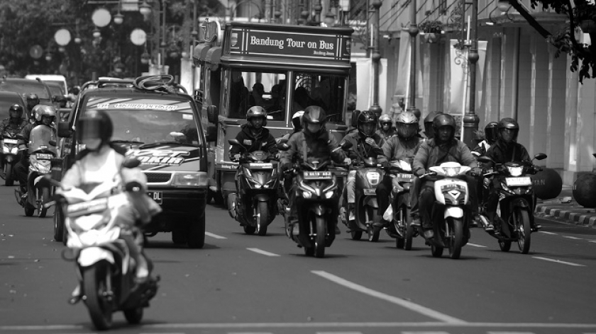 Kendaraan bermotor melintas di Jalan Asia Afrika, Bandung, 3 September 2024. Menurut iqair.com, indeks kualitas udara Kota Bandung pada sore hari tergolong tidak sehat dengan skala132 AQI US, polusi udara PM2.5 atau 9,6 kali di atas ambang batas panduan kualitas udara WHO. (Foto: Prima Mulia/BandungBergerak)