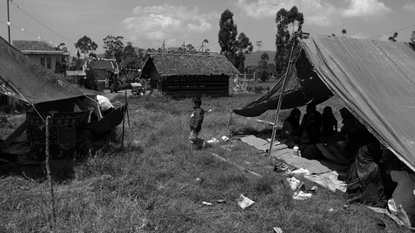 Warga mengungsi ke tenda darurat setelah kampung mereka dilanda gempa magnitudo 4,9, Kecamatan Kertasari, Kabupaten Bandung, 18 September 2024. (Foto: Prima Mulia/BandungBergerak)