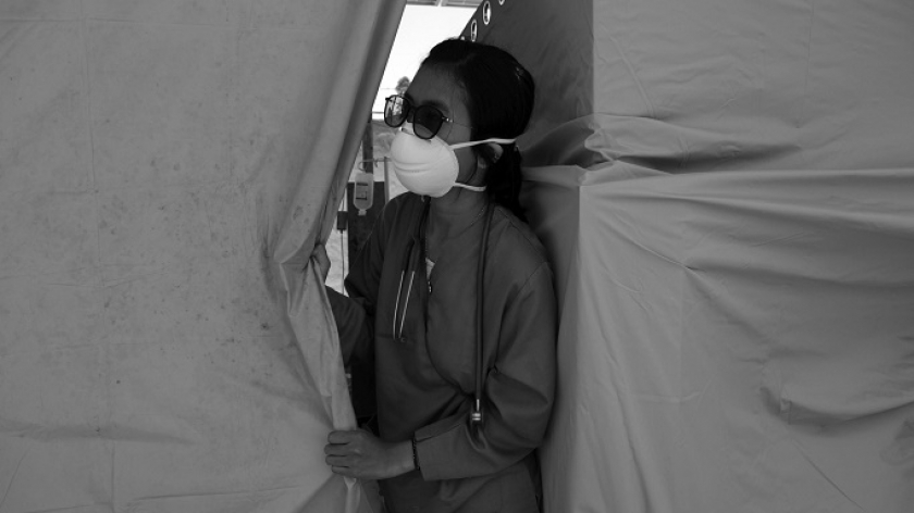 Petugas medis menutup terpal tenda rawat darurat di luar bangunan Puskesmas Kertasari yang rusak pascagempa magnitudo 4,9 mengguncang Kecamatan Kertasari, Kabupaten Bandung, 18 September 2024. (Foto: Prima Mulia/BandungBergerak)