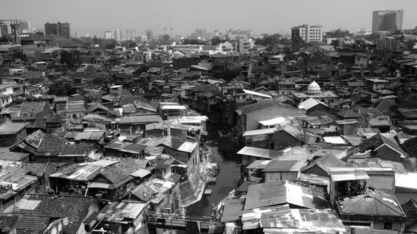 Pemandangan kota minim ruang terbuka hijau (RTH) dengan latar kabut polusi di pusat Kota Bandung, 3 September 2024. (Foto: Prima Mulia/BandungBergerak)