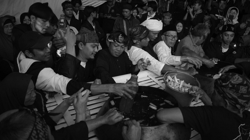 Warga melihat pencucian gamelan pusaka saat prosesi Ngarumat Pusaka di Bumi Alit Kabuyutan Batukarut Lebakwangi di Arjasari, Kabupaten Bandung, 16 September 2024. (Foto: Prima Mulia/BandungBergerak)