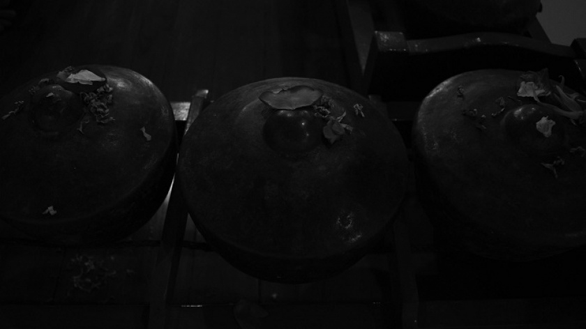 Gamelan pusaka uasi dicuci saat prosesi Ngarumat Pusaka di Bumi Alit Kabuyutan Batukarut Lebakwangi di Arjasari, Kabupaten Bandung, 16 September 2024. (Foto: Prima Mulia/BandungBergerak)