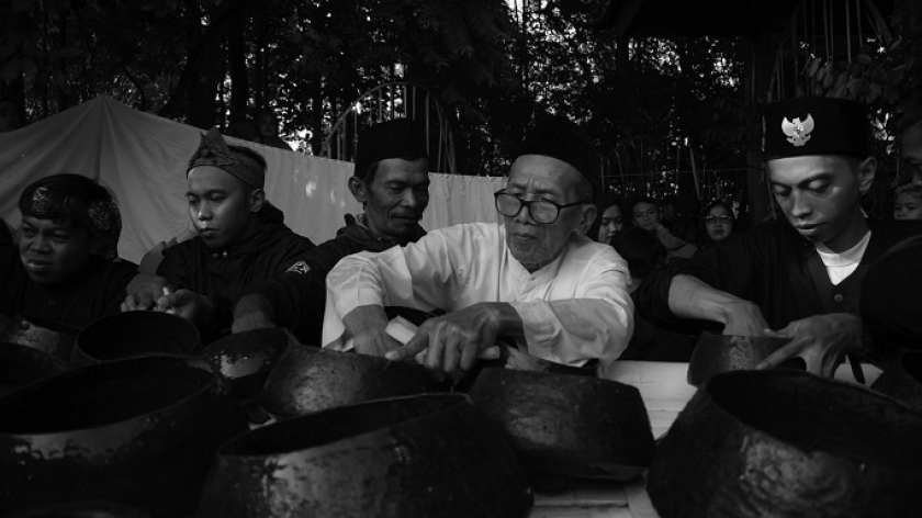 Penucian galeman pusaka saat prosesi Ngarumat Pusaka di Bumi Alit Kabuyutan Batukarut Lebakwangi di Arjasari, Kabupaten Bandung, 16 September 2024. (Foto: Prima Mulia/BandungBergerak)