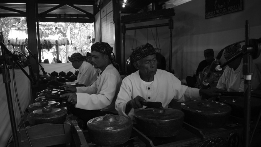 Nayaga memainkan gamelan pusaka saat prosesi Ngarumat Pusaka di Bumi Alit Kabuyutan Batukarut Lebakwangi di Arjasari, Kabupaten Bandung, 16 September 2024. (Foto: Prima Mulia/BandungBergerak)