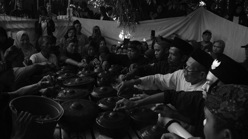 Warga melihat pemcucian galeman pusaka saat prosesi Ngarumat Pusaka di Bumi Alit Kabuyutan Batukarut Lebakwangi di Arjasari, Kabupaten Bandung, 16 September 2024. (Foto: Prima Mulia/BandungBergerak)