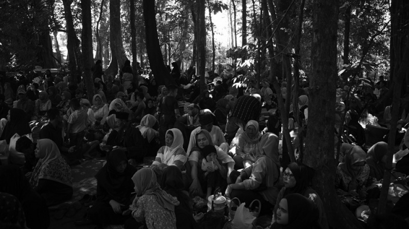 Warga desa berkumpul di hutan adat saat prosesi Ngarumat Pusaka di Bumi Alit Kabuyutan Batukarut Lebakwangi di Arjasari, Kabupaten Bandung, 16 September 2024. (Foto: Prima Mulia/BandungBergerak)